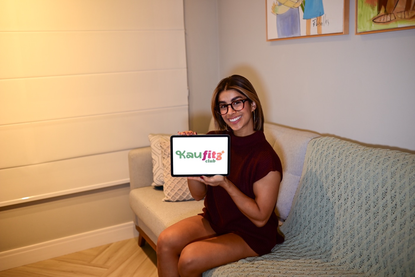 Kakau Farias mostrando a plataforma da Kaufitz em um tablet